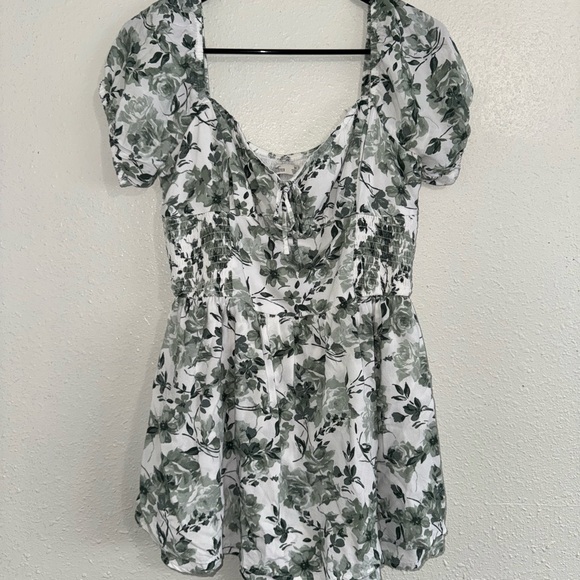 Hollister Dresses & Skirts - Hollister White and Green Leaf Print Romper